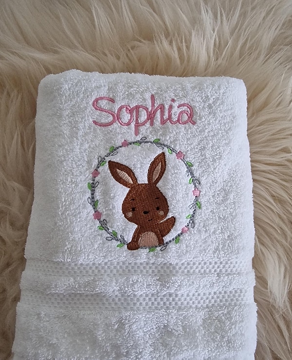 Handtuch Hase Häschen braun im Kreis mit Namen bestickt W509