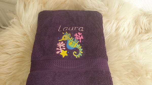 Handtuch Seepferdchen lila gelb blau grün mit Namen bestickt W616