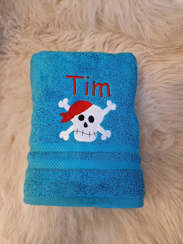 Handtuch Totenkopf Pirat türkis mit Namen bestickt W1807