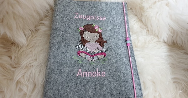 Zeugnismappe Mädchen Buch lesen rosa Schrift Wollfilz mit Namen W90