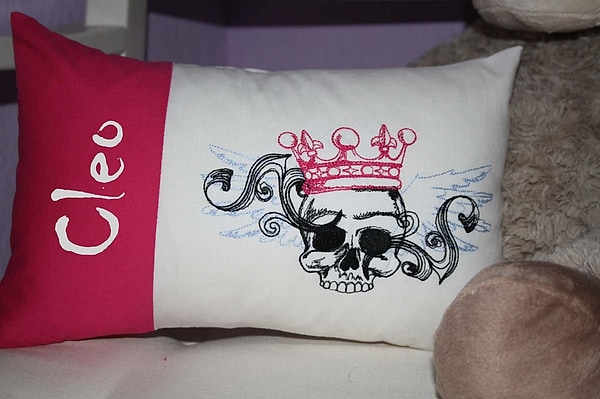 Kissen Totenkopf pink weiß & Wunschnamen W1409