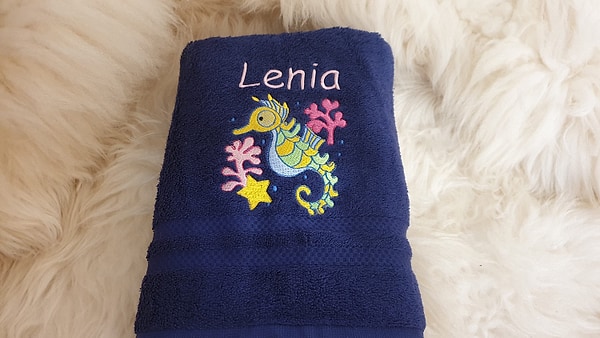 Handtuch Seepferdchen gelb blau grün mit Namen bestickt W392