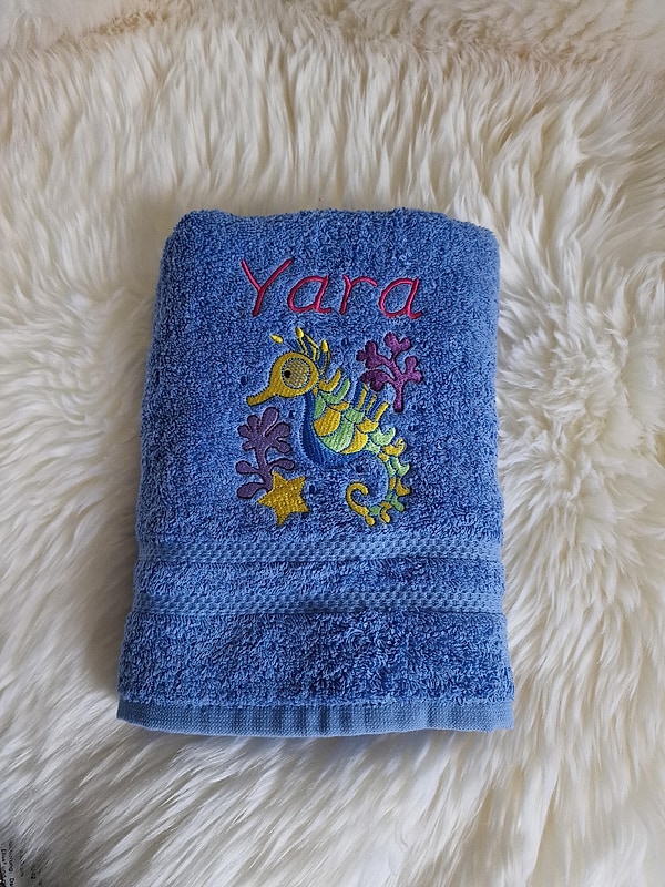 Handtuch Seepferdchen pink gelb blau grün mittelblau mit Namen bestickt W1868