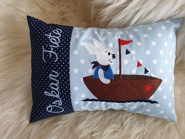 Kissen Hase im Boot Punkte dunkelblau Dots hellblau & Wunschnamen W1184