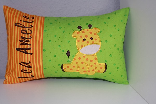 Kissen Giraffe Streifen gelb Blümchen grün & Wunschnamen W800
