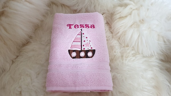 Handtuch Boot Segelboot rosa mit Namen bestickt W499