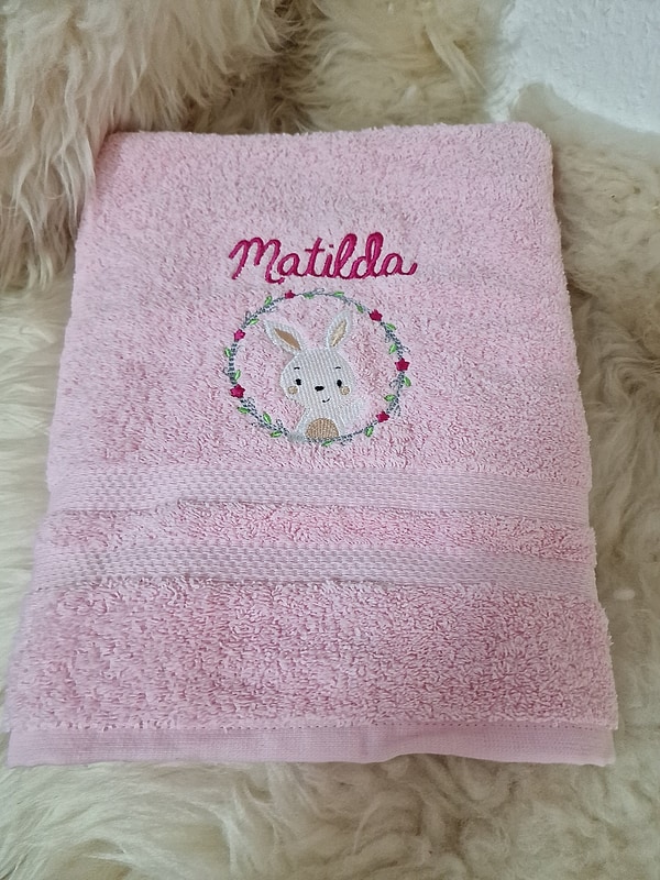 Handtuch Hase Häschen im Kreis rosa mit Namen bestickt W469
