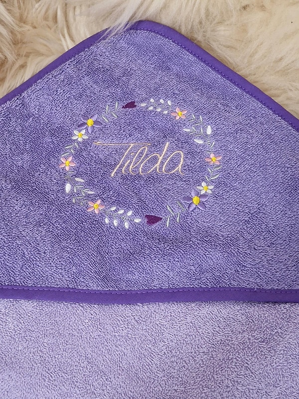 Babybadetuch Kapuzenhandtuch Blumen Blumenkranz flieder & Wunschname W1671