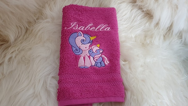 Handtuch Einhorn Einhörner kuscheln Mama und Kind mit Namen bestickt W585