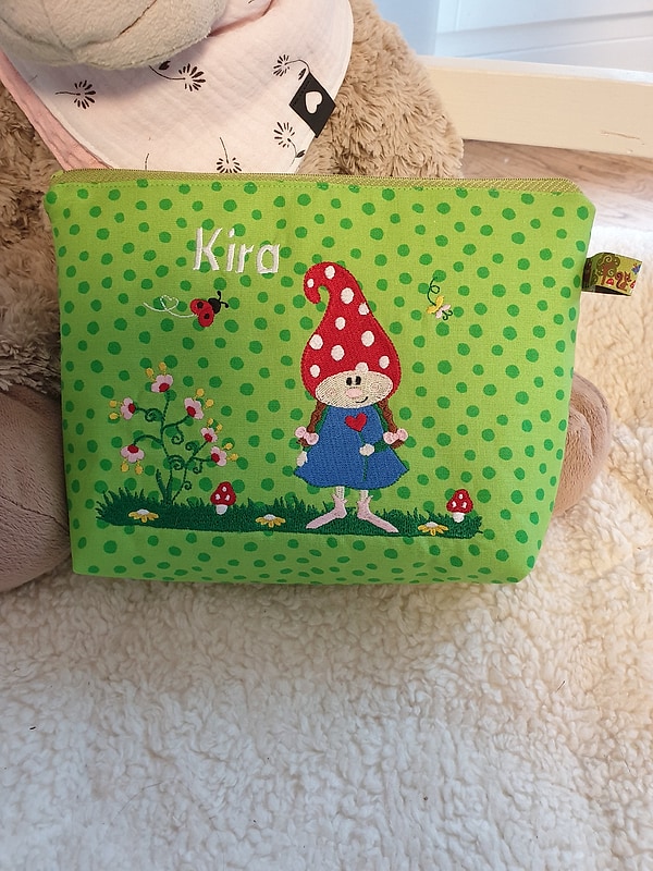 Windeltasche Kulturtasche Wichtel auf der Wiese mit Namen W187