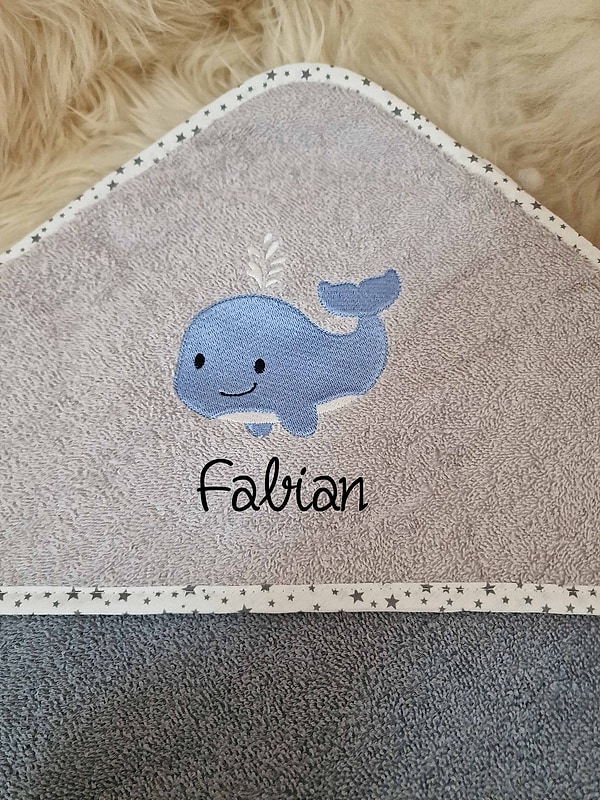 Babybadetuch Kapuzenhandtuch Wal grau & Wunschname W411