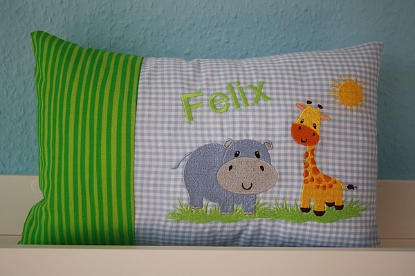 Kissen Nilpferd Giraffe Sonne grüne Streifen hellblau Karo & Wunschnamen W1165