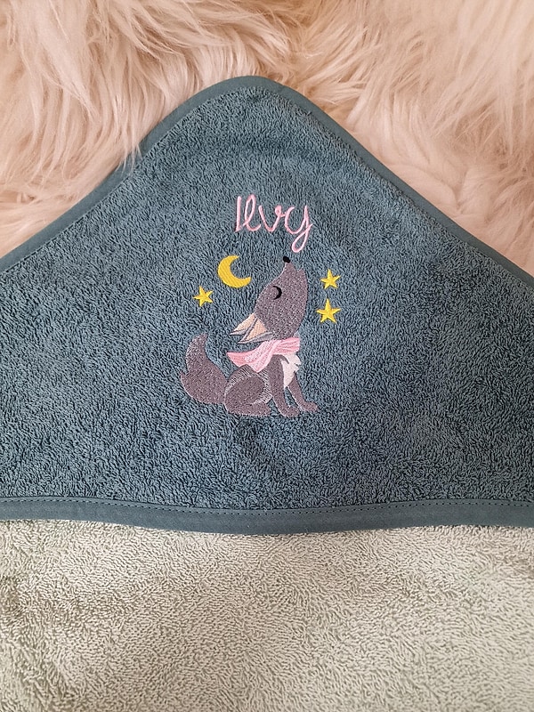 Babybadetuch Kapuzenhandtuch Wolf dunkelgrün/grün rosa Schrift & Wunschname W1602