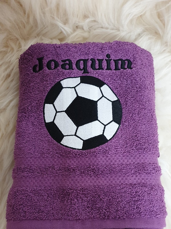 Handtuch Fußball lila mit Namen bestickt W620