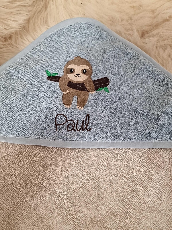 Babybadetuch Kapuzenhandtuch Faultier hellblau/greige & Wunschname W1669