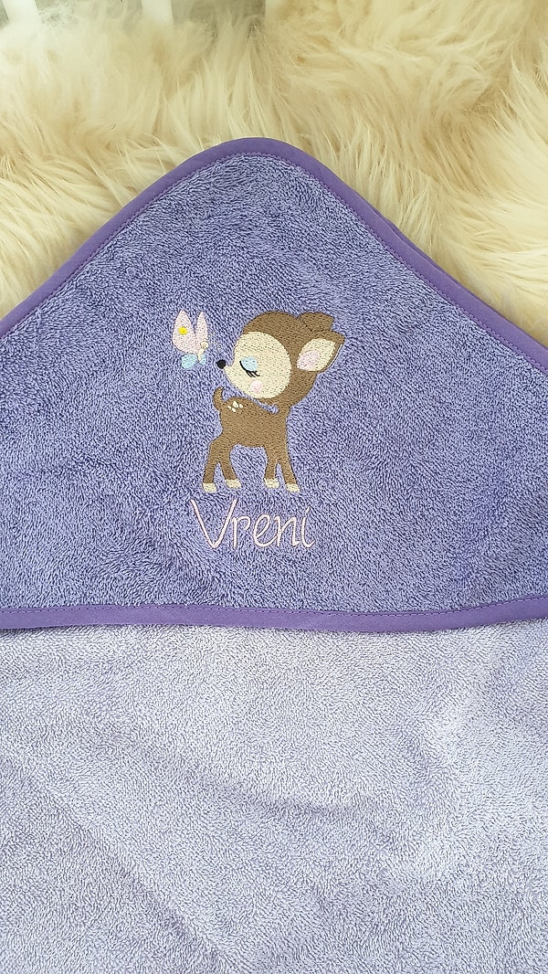 Babybadetuch Kapuzenhandtuch Reh Schmetterling lila flieder & Wunschname W553