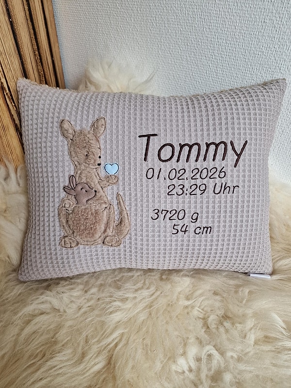 Kissen Känguru Baby Waffel beige (hell) Herzchen & Wunschnamen W1811