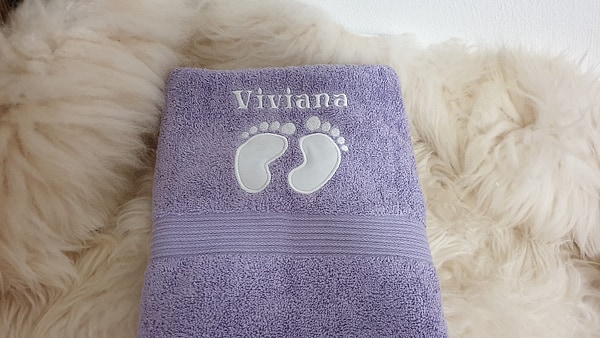 Handtuch Füsse Babyfüsse flieder mit Namen bestickt W615