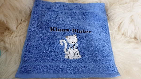Handtuch Katze mit Schleife mit Namen bestickt W390