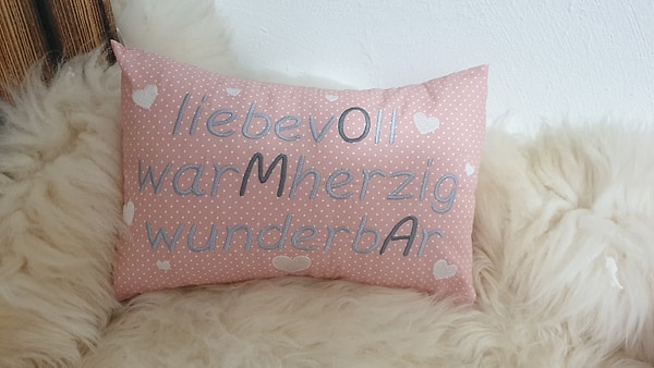 Kissen Oma Herzchen liebevoll Adjektive rosa Punkte & Wunschnamen W843