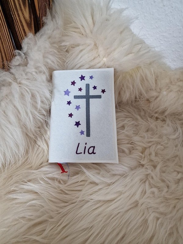 Gotteslobhülle Hülle Gesangsbuchhülle Kreuz Sterne lila Töne Wollfilz cremeweiß mit Namen W1606