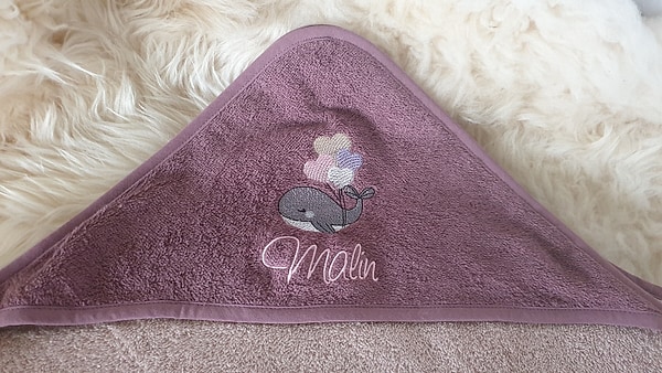 Babybadetuch Kapuzenhandtuch Wal mauve & Wunschname W346