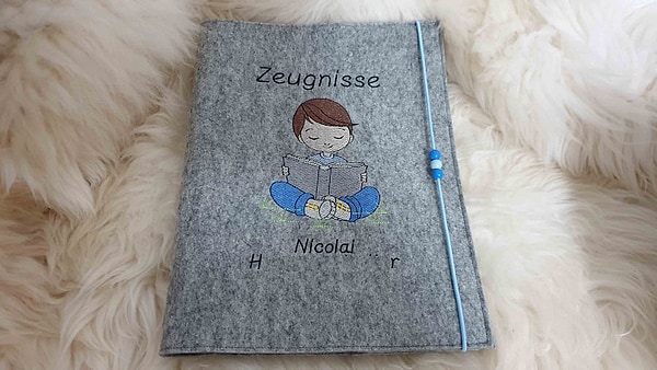 Zeugnismappe Junge Buch lesen mit Namen W82