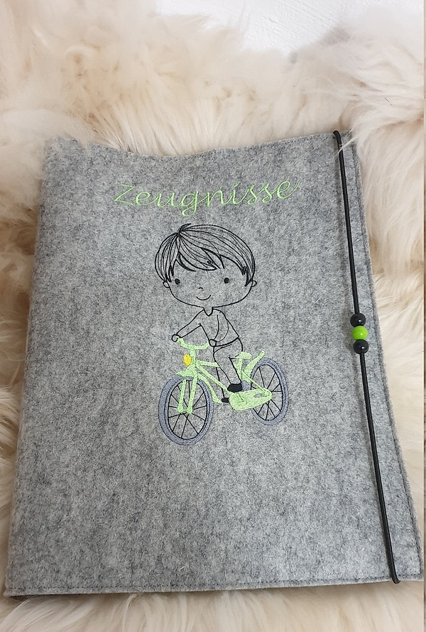 Zeugnismappe Junge Fahrrad Rad Wollfilz grau grün mit Namen W1482