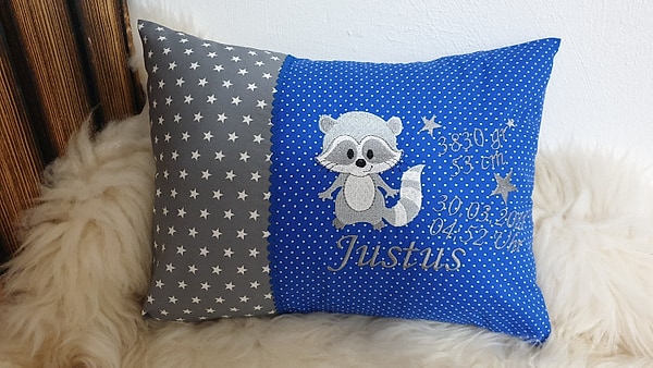 Kissen Geburtskissen Waschbär Sterne grau Punkte royal blau & Wunschnamen W1378