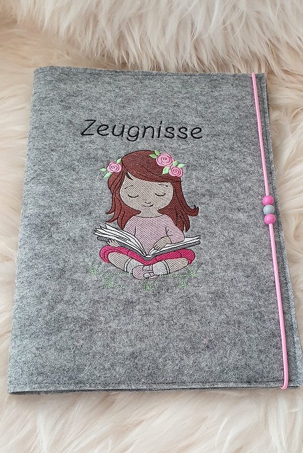 Zeugnismappe Mädchen Buch lesen Wollfilz mit Namen W110