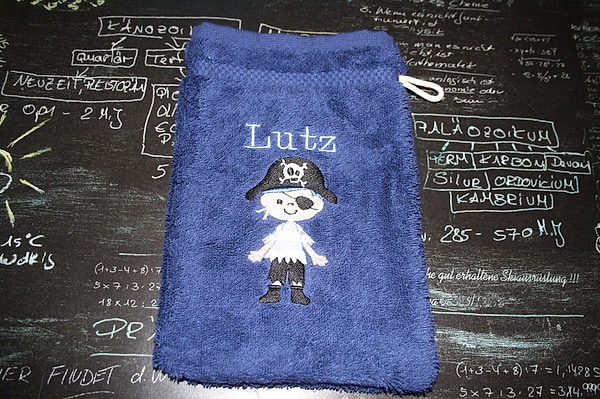 Handtuch Pirat stehend mit Namen bestickt W502