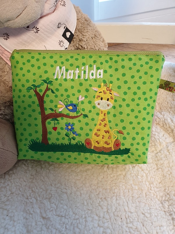 Windeltasche Kulturtasche Giraffe auf der Wiese mit Namen W183
