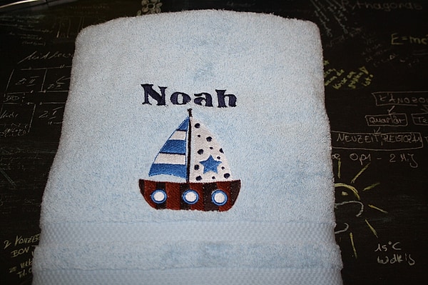 Handtuch Boot Segelboot mit Namen bestickt