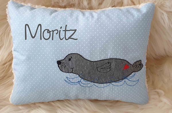 Kissen Taufkissen Robbe mit Herz blau Punkte & Wunschnamen W1302