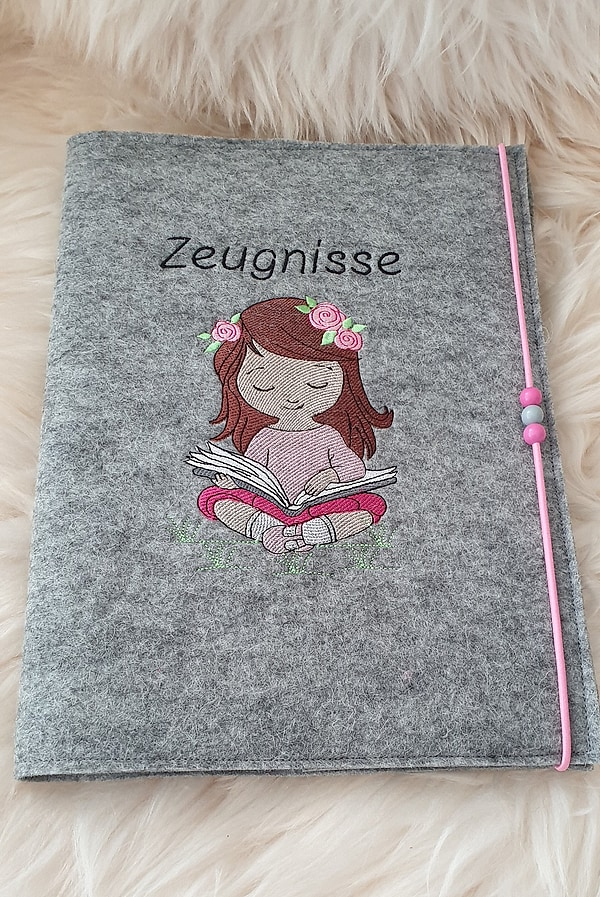 Zeugnismappe Mädchen Buch lesen Wollfilz mit Namen W110