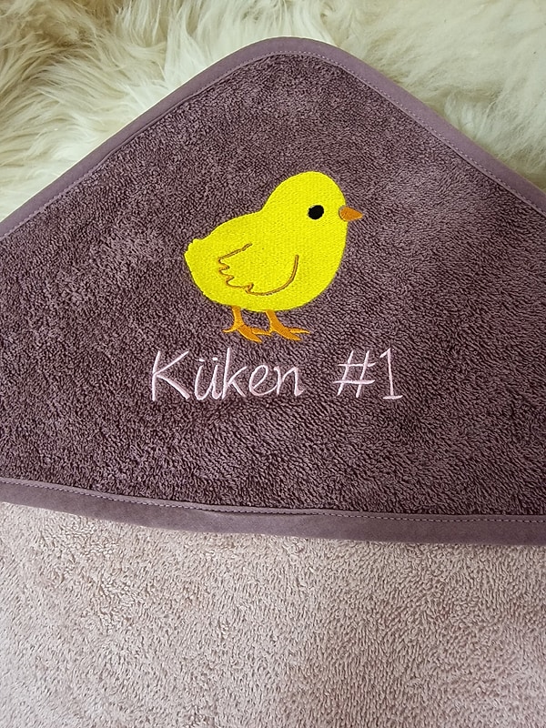 Babybadetuch Kapuzenhandtuch Küken Huhn mauve & Wunschname W493