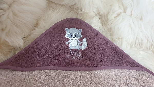 Babybadetuch Kapuzenhandtuch Waschbär mauve & Wunschname W545