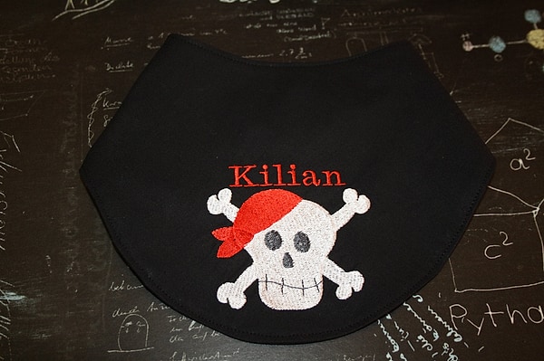 Halstuch Lätzchen Totenkopf mit Namen W247