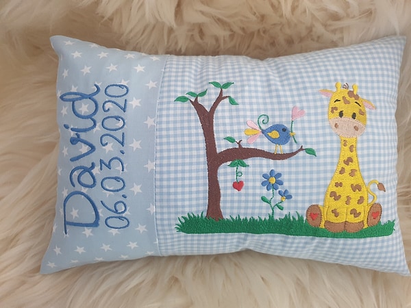 Kissen Giraffe Sterne hellblau Karo hellblau & Wunschnamen W958