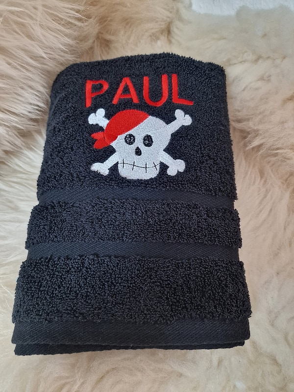 Handtuch Totenkopf Pirat mit Namen bestickt W526