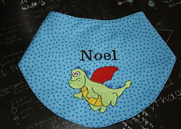 Halstuch Lätzchen kleiner Drache blau mit Namen W240