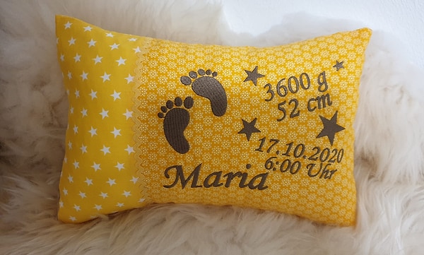 Kissen Geburtskissen Sterne Babyfüsse gelb & Wunschnamen W1035