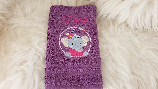 Handtuch Elefant Elefantendame Kreis mit Namen bestickt W606