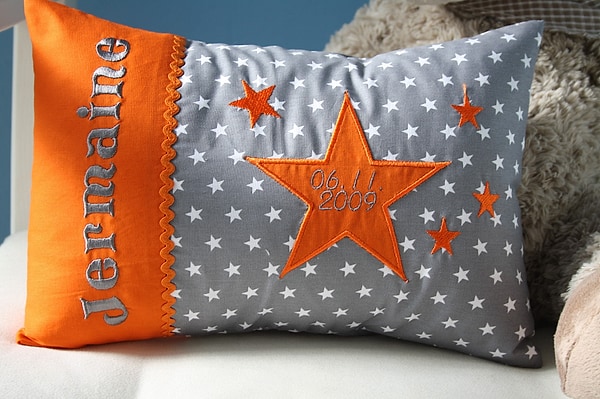 Kissen Stern Taufdatum orange uni graue Sterne & Wunschnamen W1046
