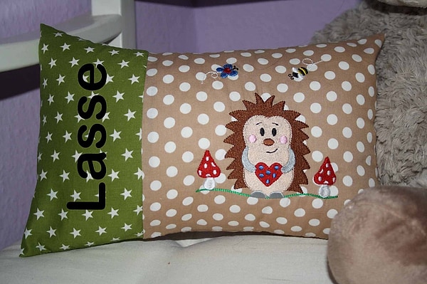Kissen Igel oliv Sterne beige Dots & Wunschnamen W884
