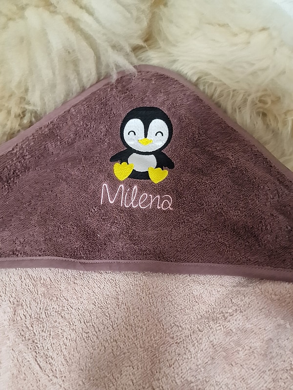 Babybadetuch Kapuzenhandtuch Pinguin mauve & Wunschname W365