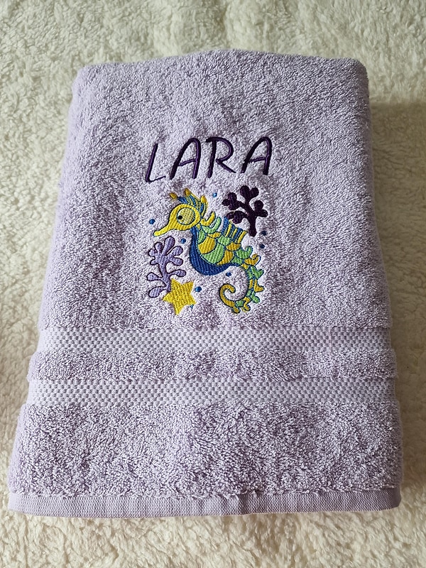 Handtuch Seepferdchen flieder mit Namen bestickt W1535