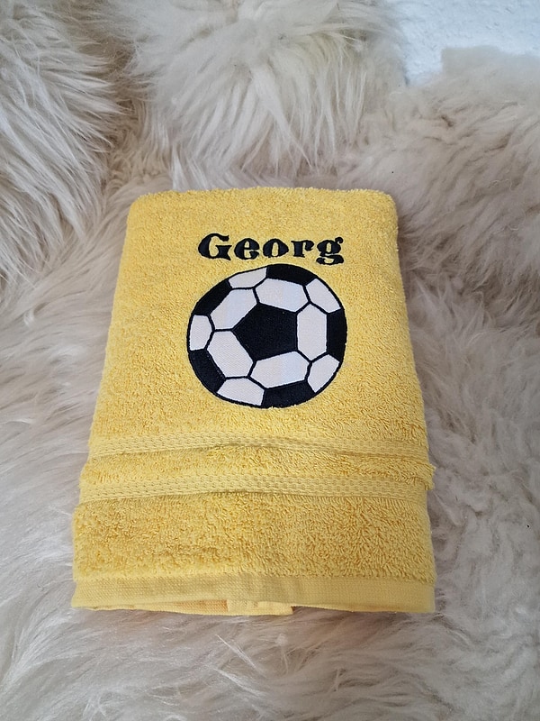 Handtuch Fußball gelb schwarz mit Namen bestickt W1598