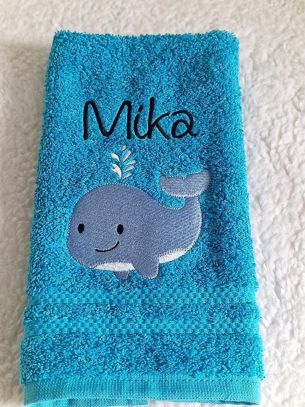 Handtuch Wal mit Namen türkis bestickt W1748