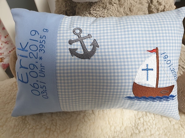 Kissen Anker Boot Kreuz uni blau Karo hellblau & Wunschnamen W1200
